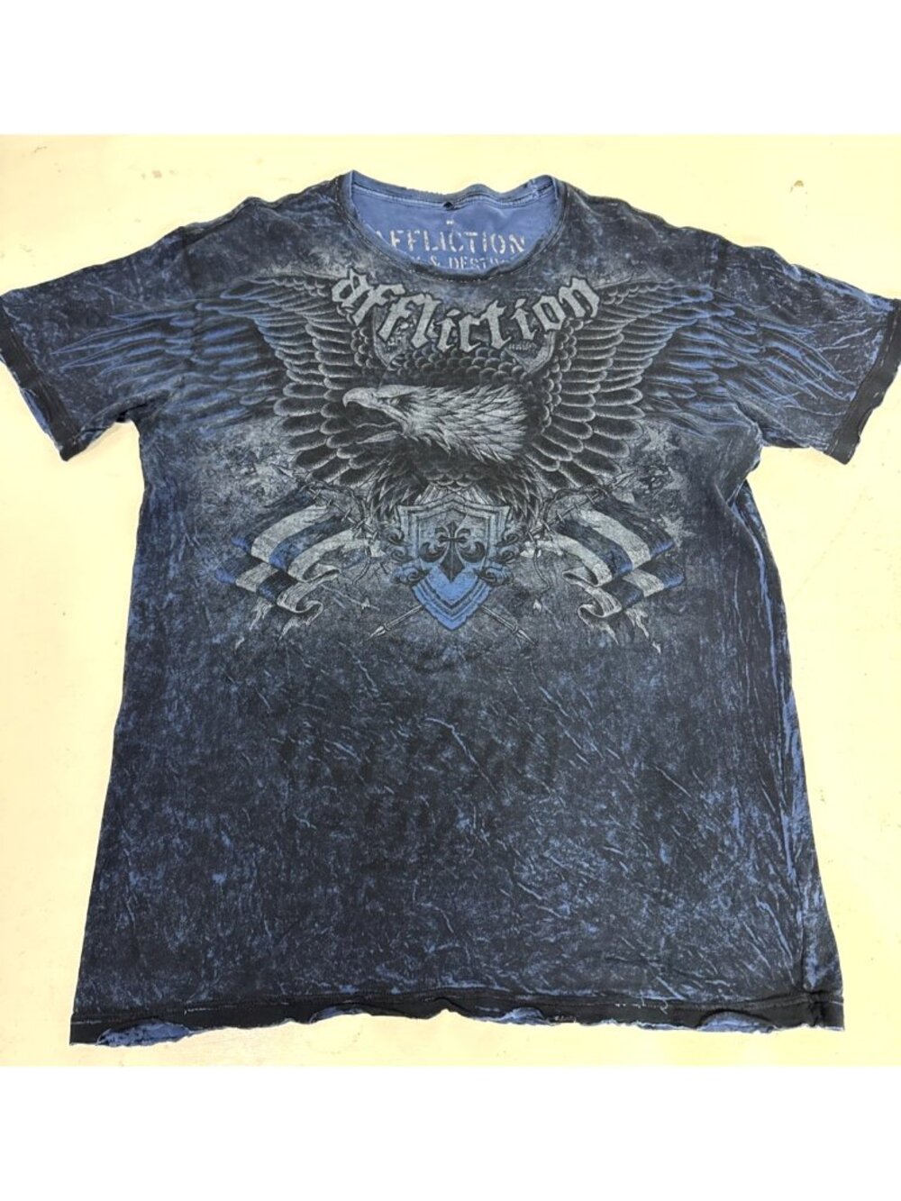Affliction Blue Eagle Feathers Faded Grunge Short Sleeve Shirt Mens Size Xl